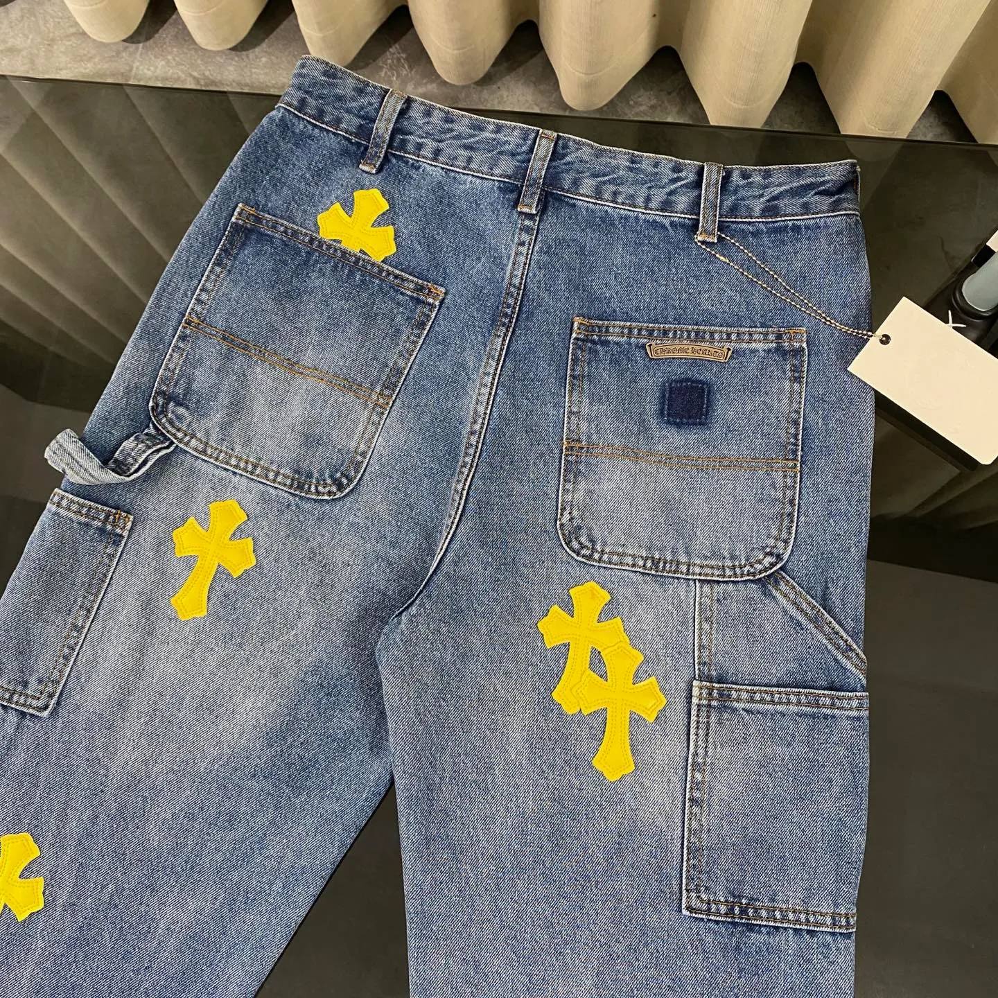 P270 CH Chromehearts limited edition yellow cross-stitched leather work jeans and logging pants. The counter price is 34W level. The patchwork cross pattern is embellished and the jeans are washed! ! An absolutely high-end luxury product, a 1.9W-level god-level single product, a super popular product, made by top heavy industry, a magic weapon that cannot be missed! [About Zangyin] This is an extremely luxurious fashion brand that can also be called the aristocracy of the high street. It has always been an exclusive brand for some hipsters or rich second generations. Compared with ordinary high streets, it is more luxurious and noble. Compared with luxury brands, it is more fashionable and individual. It has always been a brand that I have a special liking for. [Top heavy industry fashion design] Consistently high-street luxury style. Speaking of this style, the Zangyin family and GU family are definitely the leading representative brands. Especially the Zangyin family has really achieved a state-of-the-art effect in creating high-street style. The unique washed material is used to create this style. The color system is already quite eye-catching. After it is decorated with patchwork cross flowers, it cleverly highlights the charm of the brand. Secondly, this style uses classic The high-waist cutting design highlights the long legs and fashionable temperament of the upper body. The brand is highly recognizable and the slim fit configuration is more suitable for daily wear. It is a product that interprets personality, fashion, and specifications at a glance. This single product is enough to make any fan excited. It can be a white T-shirt for a youthful college style, or a tight suspender for a royal style. It has strong matching ability and can be easily controlled by men.  [Materials and craftsmanship] Needless to say, this point goes without saying. As an excellent craftsman brand, Zangyin’s requirements for details and craftsmanship are really perfect. The washed color of this model has gone through so many processes, not to mention the embellishment of denim appliques. It is also purely hand-made and sewn. Just like what they believe in, only hand-made things have soul and have the meaning of wear. A top-notch heavy-duty fashionable denim item, I look forward to your perfect interpretation! !  Color: blue Size: 30-36